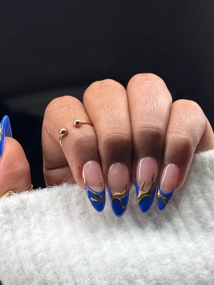 A bold and electric look. This set features a vibrant blue base with hand-painted, three-dimensional gold flames for a fierce and powerful design.