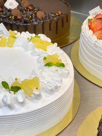 A lineup of some of my classic flavors ready for a corporate order, including fresh pineapple, strawberry, and chocolate.