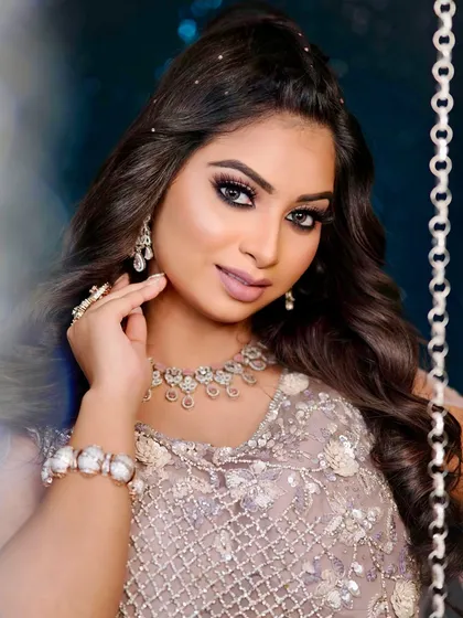 A close-up of the jewellery set, including a beautiful bracelet that matches the necklace and earrings.