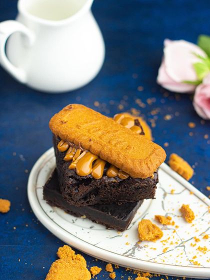 A true fan favorite: the Lotus Biscoff brownie. I top my classic brownie with a generous layer of Biscoff spread and a whole biscuit.