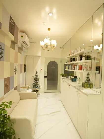 Welcome to our Goregaon clinic. We designed this space to be a sanctuary of calm and serenity, where you can relax and feel completely cared for. From the moment you walk in, our goal is to make your journey to healthy skin a comfortable and reassuring one.