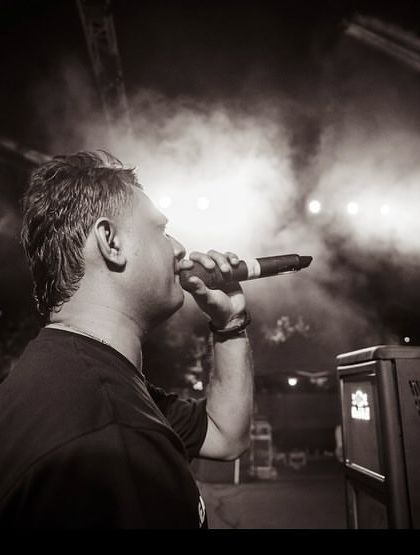 A close-up, black and white shot of me on the mic during the Patna campus tour.