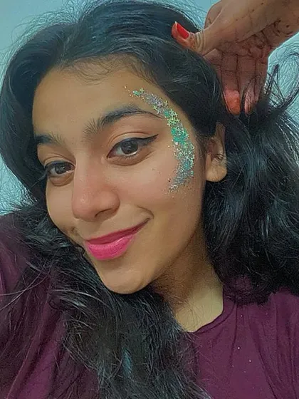 A simple glitter crescent is a great way to add some sparkle to your look for a party or event. It's quick, easy, and looks amazing.