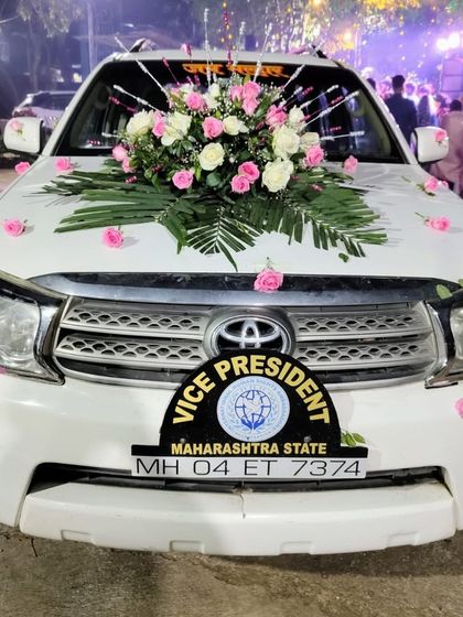 A simple yet elegant bouquet of pink and white roses adorns the bonnet of this Toyota Fortuner. Sometimes, a single, well-crafted arrangement is all you need for a classy wedding car look.