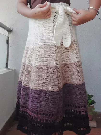 The wrap-around tie belt on the Colosseum Skirt ensures a perfect and adjustable fit at the waist.