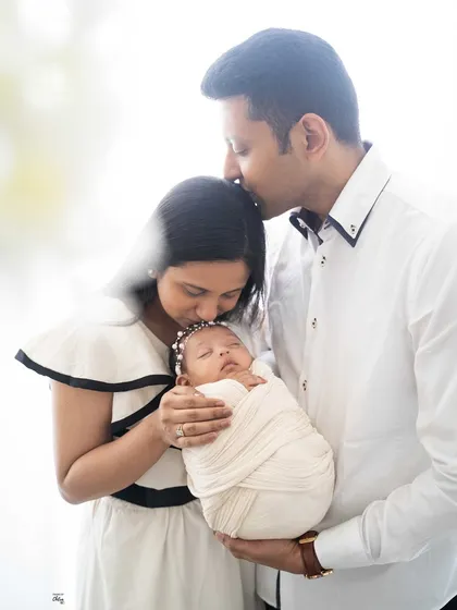 There is nothing more beautiful than the love that blossoms with a new baby. In my family lifestyle sessions, I capture these gentle kisses and quiet cuddles that tell the story of your new beginning.