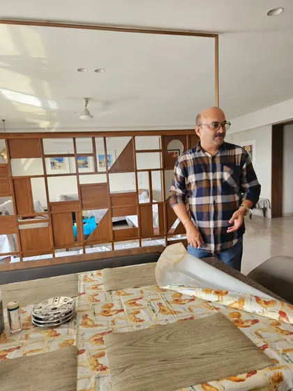 Explaining the impact of a decorative partition in a living room. Every object and piece of furniture can either support or disrupt the home's energy balance.