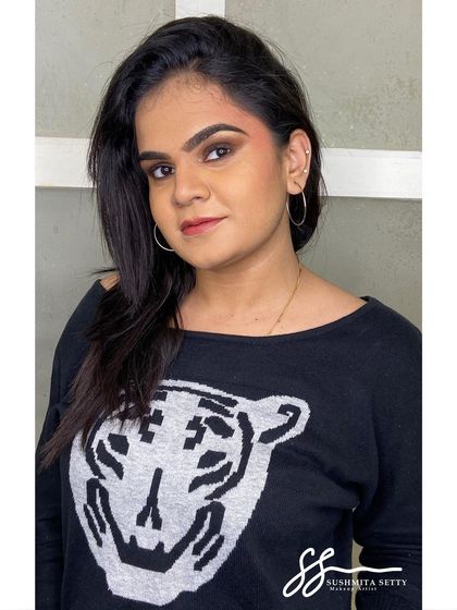 This is a beautiful brown smokey eye, a softer alternative to the classic black. It’s perfect for an evening party and adds warmth and definition to the eyes.