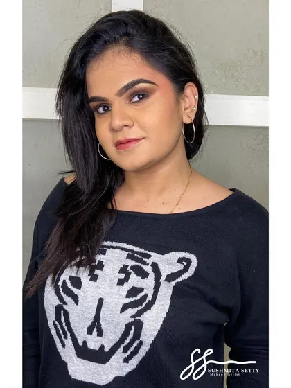 This is a beautiful brown smokey eye, a softer alternative to the classic black. It’s perfect for an evening party and adds warmth and definition to the eyes.