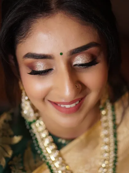 Aditi's reception look was designed to be pure glamour. The glittery eyes, paired with her stunning saree and jewelry, create a look that is perfect for a grand celebration.
