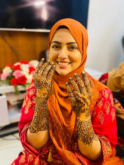 It was an absolute honor to do henna for the lovely Sana Khan. Her smile and appreciation for the art mean the world to me. Alhamdulillah for such wonderful opportunities.