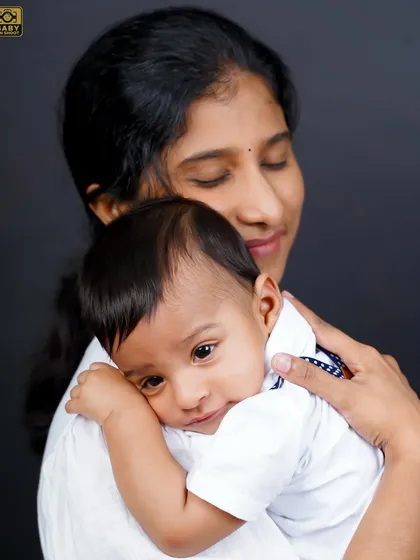 Sometimes, the quiet moments are the most powerful. This simple, heartfelt embrace between a mother and her baby in the studio says everything. My goal is to capture this genuine emotion for you to hold onto.