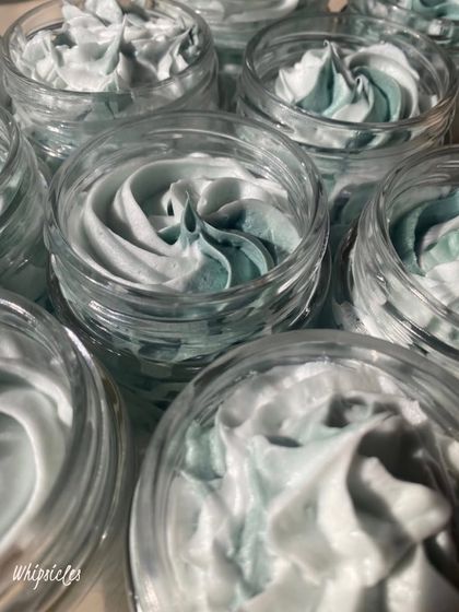 Our best-selling whipped bath crème in the Green Apple fragrance. This vegan-friendly formula leaves your skin nourished, soft, and incredibly smooth.