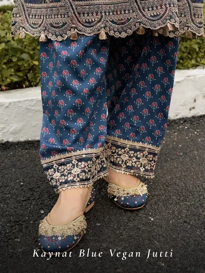 The Kaynat Blue Vegan Jutti features beautiful fringe and embroidery, designed to perfectly complement your printed and embroidered kurta sets. It’s a versatile pair for both casual and festive events.