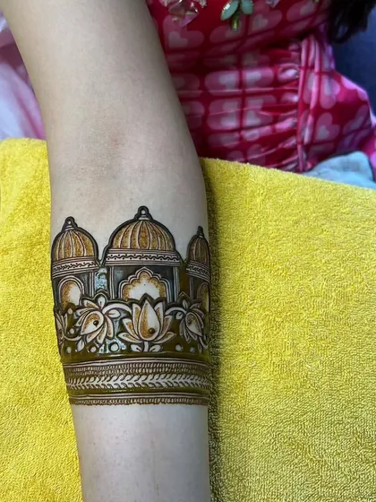 A close-up of a palace dome motif, a popular element in my Rajasthani bridal designs. The shading brings the architecture to life.