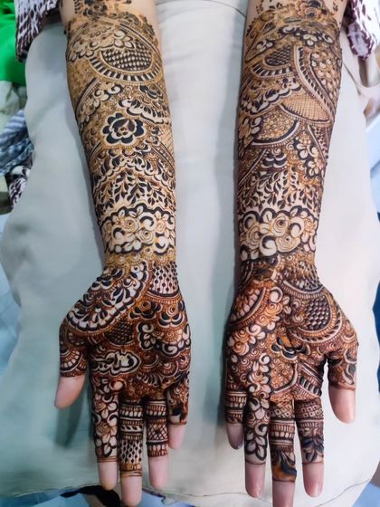 Intricate Bridal Henna photo 15
