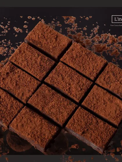 Our Signature Velvets, a rich chocolate delight dusted with pure cocoa powder. To ensure unparalleled freshness, these are made just one hour before dispatch. This is a chocolate experience unlike any other.