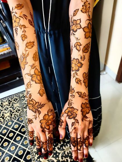 Hajira Mehendi Artist - Mehndi Art Classes & Workshops Flowing Floral & Arabic Designs photo 5