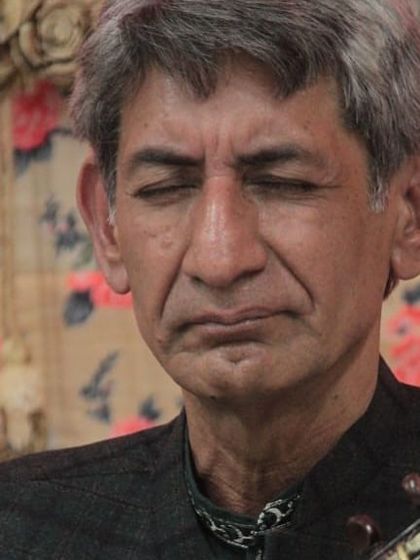 A sitar maestro lost in the melody during his performance at the 'Raghunathanjali' baithak. The focus and devotion of the artist are central to the experience we create.
