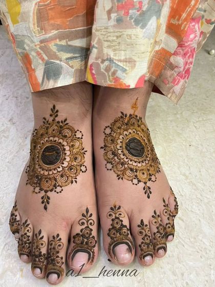 A classic mandala design for the feet, complemented by detailed patterns on the toes. This style is both traditional and timeless.