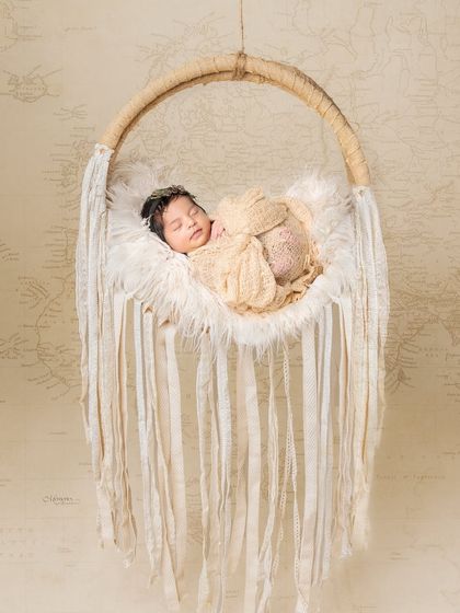 From the softest smiles to the tiniest toes, they are only this little once. This boho-style hanging bassinet creates a dreamy and artistic newborn portrait.
