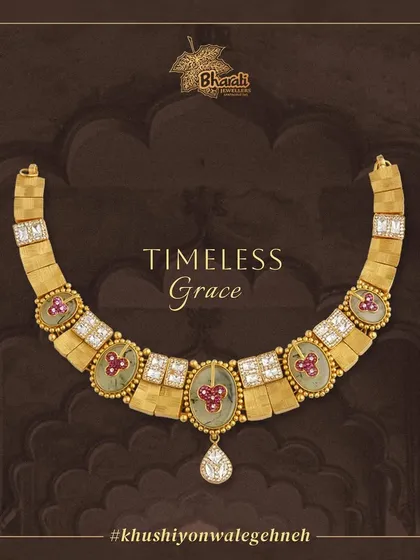 Experience the magic of fusion jewellery with this one-of-a-kind necklace. It is adorned with stunning semi-precious stones, intricate stone work, and the ethereal beauty of white Kundan.