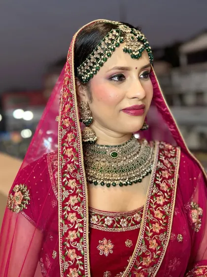 A simple yet elegant bridal look. This no-filter, no-edit photo shows the real texture of the skin and the soft, natural makeup that enhances the bride's features.