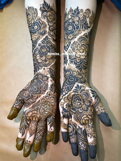 A bold and beautiful design where large floral motifs are the star. The dark shading makes the patterns stand out dramatically.