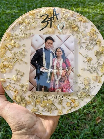 Another look at this lovely 8-inch circular plaque, featuring delicate baby's breath flowers preserved around a photo, with the couple's initials and a heart.
