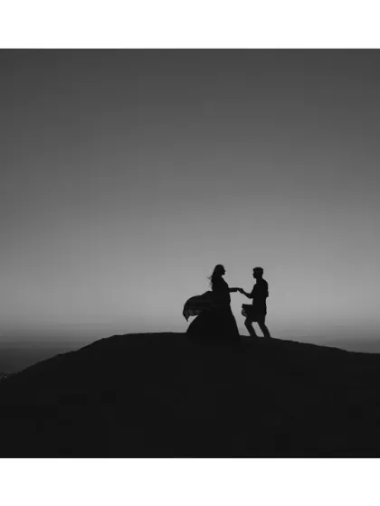 A silhouette against the vast Dubai desert. This black and white shot is all about drama and emotion, proving that some moments speak louder than words. It’s a testament to how love can feel both powerful and timeless.