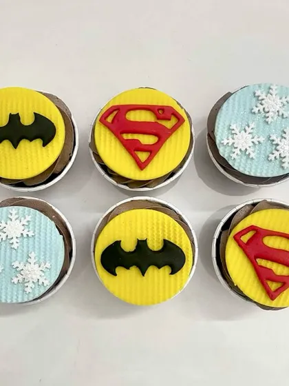 Legendary cupcakes for a superhero party. Choose your hero: Batman, Superman, or even a touch of Frozen's magic.