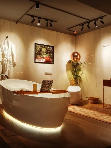 In a luxury showroom, the mood is everything. Here, I used a multi-layered lighting strategy to create a spa-like atmosphere. A floating effect is achieved with soft light under the bathtub, while adjustable spotlights highlight key features like the art and textures without causing glare.