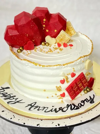 A full view of the modern and romantic anniversary cake.