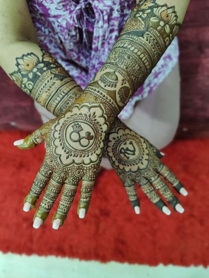The other hand of the engagement mehendi, featuring interlocking rings to symbolize the union.