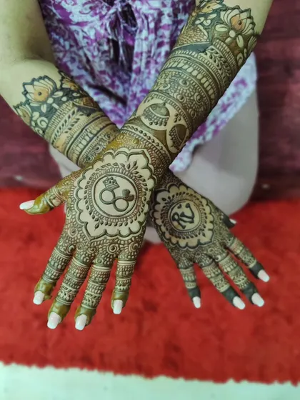 The other hand from the engagement set, featuring two intertwined rings to symbolize the union.