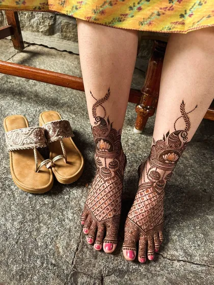 This design combines a peacock motif with intricate jaali net patterns, covering the foot in a rich, traditional design that complements festive footwear.