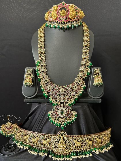 A closer view of the green beaded bridal set, highlighting the beautiful choker and long necklace. This is a great rental option for brides who want a pop of colour.