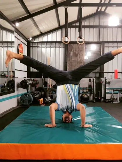 A sequence showing various headstand poses I practice to build balance and core control. We start with the basics and progress to complex variations like straddles and tucks.