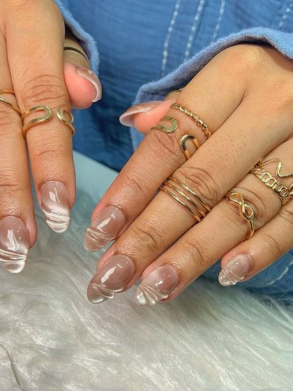 The waves and cat-eye effect together make the perfect sea-inspired look. This set features a sheer nude cat-eye base with 3D white swirls that mimic ocean waves.