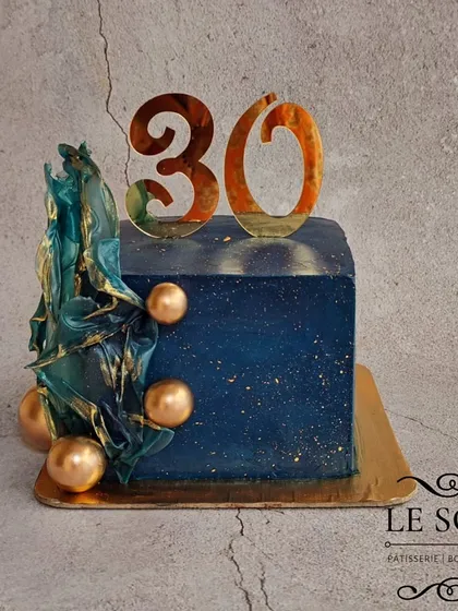 I love playing with modern designs like this trendy cube cake. This 1.5 kg Milk Chocolate Truffle cake features a deep blue galaxy effect with gold splatters, edible gold spheres, and a dramatic rice paper sail, making it a true showstopper for a 30th birthday.