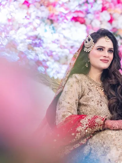 A candid shot of the Walima bride, her glamorous waves looking perfect.