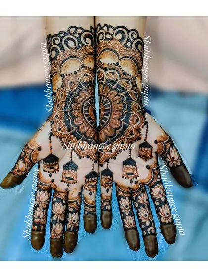 For a modern and artistic touch, I create "no mirror image" designs. Here, each hand has a unique pattern, with one featuring a large mandala and the other adorned with beautiful hanging lanterns for a stunning, asymmetrical look.