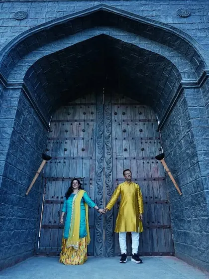 A dramatic 25th-anniversary shoot with a royal, fort-like entrance as the backdrop. I help couples celebrate their milestones with creative and thematic photoshoots.