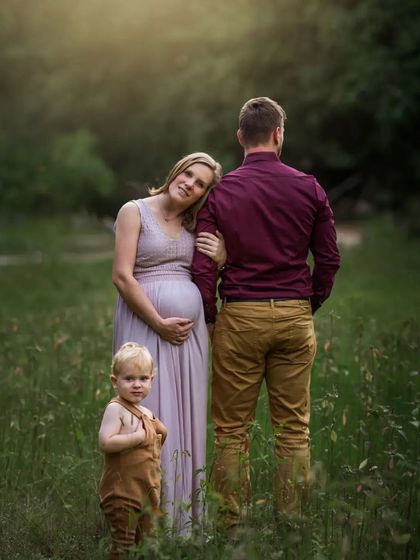 A duplicate of ID 53, this creative family portrait shows a mother-to-be leaning on her partner's shoulder while their young child stands in the foreground.