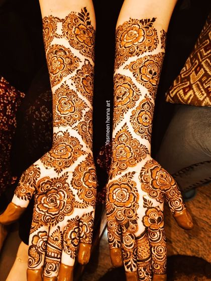 A gorgeous "jaal" or net design with repeating rose motifs. This style is very popular for bridesmaids and wedding guests.