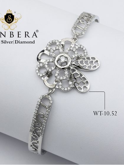 A beautiful silver bracelet featuring a large, intricate floral charm. Weighing 10.52 grams, it's a substantial piece that adds extraordinary charm to any look.