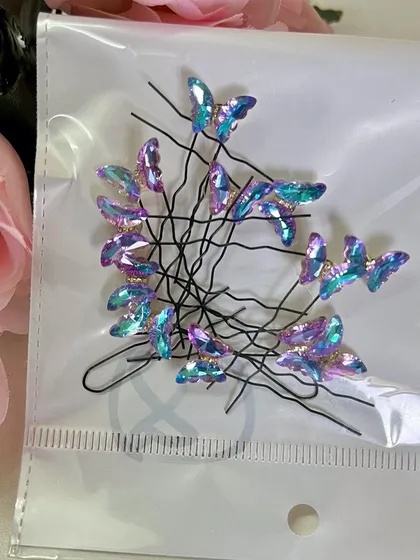 These dual-toned butterfly U-pins are so magical. The color shift adds an extra dimension to your hairstyle.