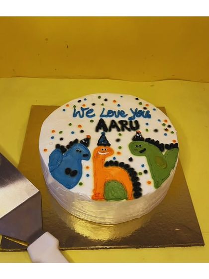 I love making fun and colorful cakes for kids. This nougatine cake features cute, hand-piped dinosaurs, perfect for a little one's birthday celebration. It’s all about creating sweet and unforgettable memories.