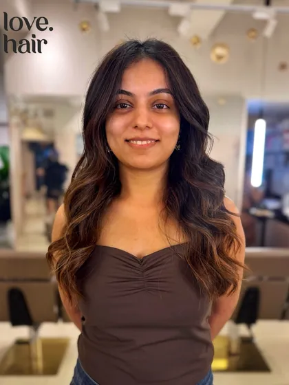 The happy client reveal. This non-bleach balayage gives her a fresh, updated look that is both sophisticated and low-maintenance.
