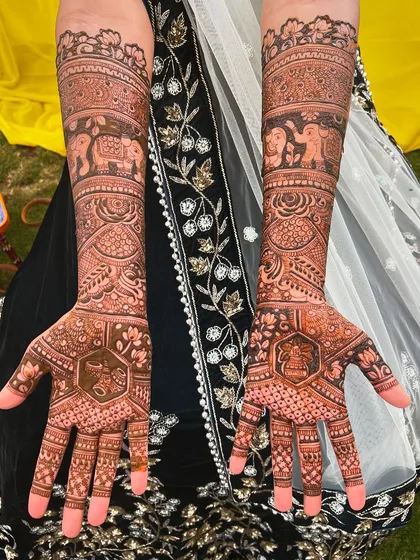 The beautiful, dark stain of a bridal mehendi with hexagonal patterns and elephant motifs.